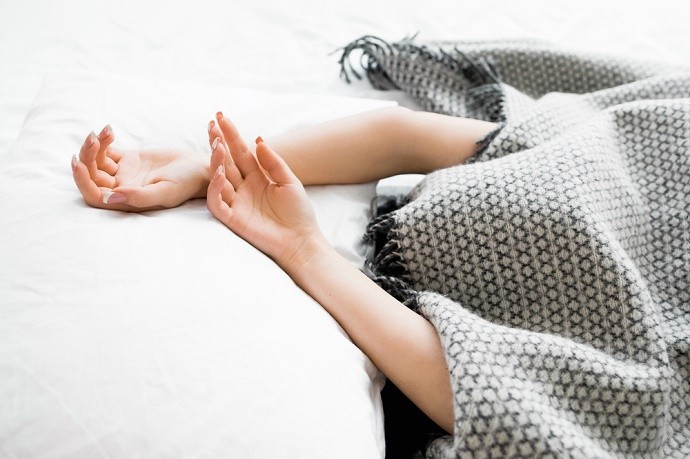4 th&oacute;i quen nguy hiểm khi ngủ v&agrave;o m&ugrave;a đ&ocirc;ng cần loại bỏ ngay