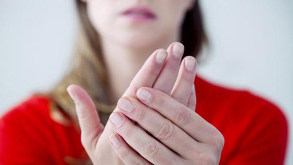 Những nguy&ecirc;n nh&acirc;n kh&ocirc;ng ngờ khiến ch&acirc;n tay lạnh c&oacute;ng v&agrave;o m&ugrave;a đ&ocirc;ng