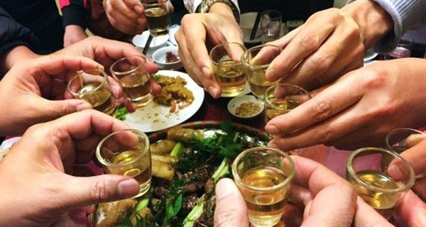 5 nguy&ecirc;n tắc  tr&aacute;nh ngộ độc rượu trong ng&agrave;y Tết
