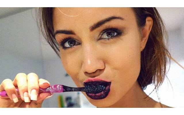 3 mẹo l&agrave;m trắng răng đ&oacute;n Tết si&ecirc;u hiệu quả