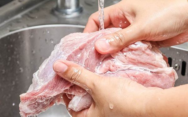Sai lầm khi rửa thịt l&agrave;m tăng nguy cơ ngộ độc nhiều người mắc phải m&agrave; kh&ocirc;ng hay