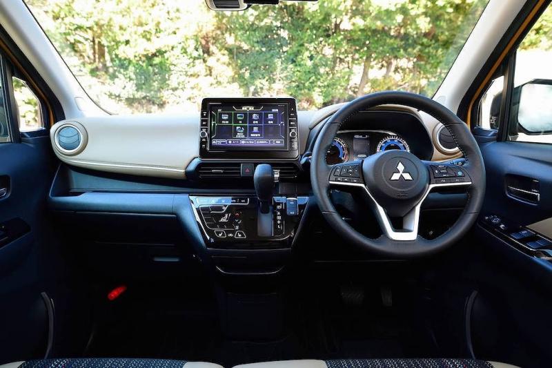 Chiếc xe gi&aacute; si&ecirc;u rẻ chỉ 271 triệu đồng của Mitsubishi được trang bị những g&igrave;?