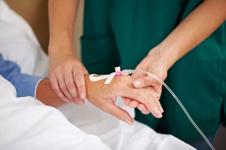 Những người tuyệt đối kh&ocirc;ng tự &yacute; truyền dịch kẻo c&oacute; ng&agrave;y &lsquo;mất mạng&rsquo;