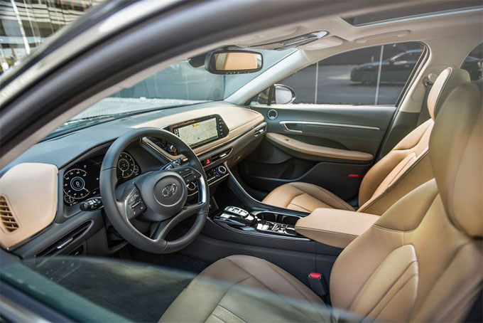 iểu d&aacute;ng đặc biệt của xe tiếp tục được thể hiện khi Sonata c&oacute; thiết kế d&ograve;ng chảy dọc th&acirc;n xe
