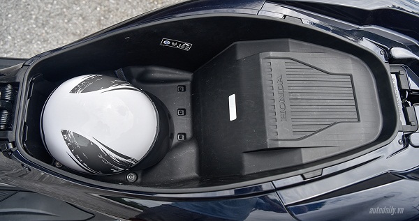 Chi tiết c&ocirc;ng nghệ v&agrave; ứng dụng tr&ecirc;n chiếc &lsquo;xe ga lạ&rsquo; Honda PCX Hybrid, gi&aacute; ngang SH150i