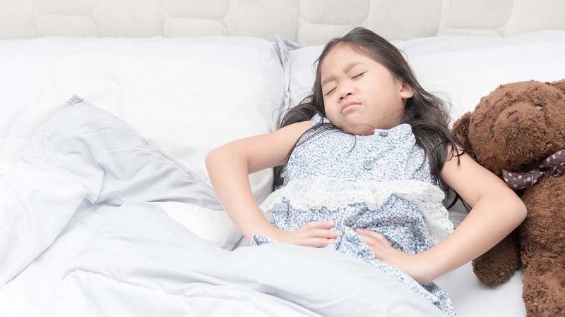 Trẻ bị đau dạ d&agrave;y gia tăng: Nguy&ecirc;n nh&acirc;n khiến cha mẹ giật m&igrave;nh