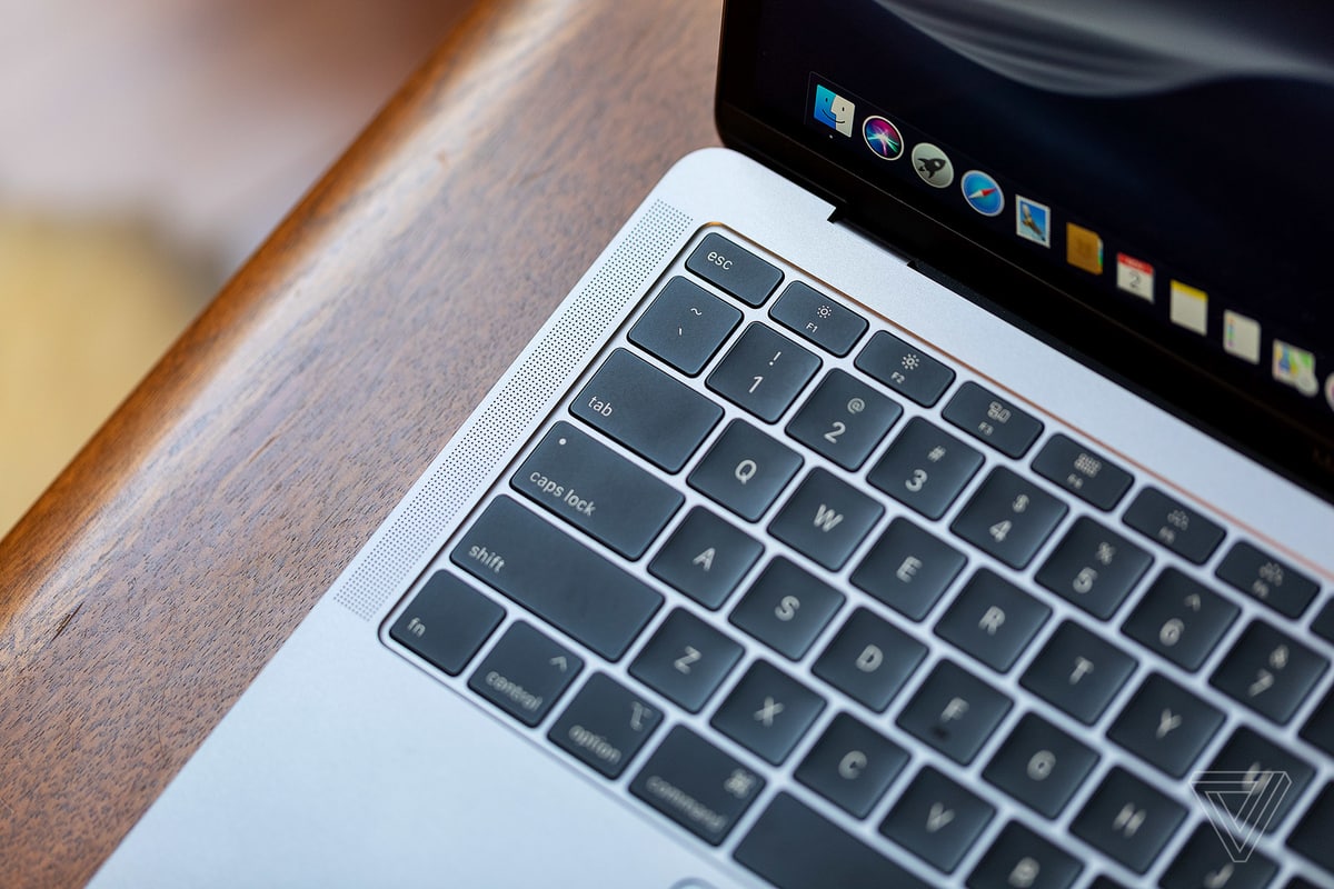 &lsquo;Soi&rsquo; t&iacute;nh năng v&agrave; c&ocirc;ng nghệ tr&ecirc;n MacBook Pro bản n&acirc;ng cấp