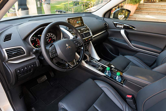 Mitsubishi Eclipse Cross gi&aacute; từ 658 triệu đồng được trang bị những g&igrave;?