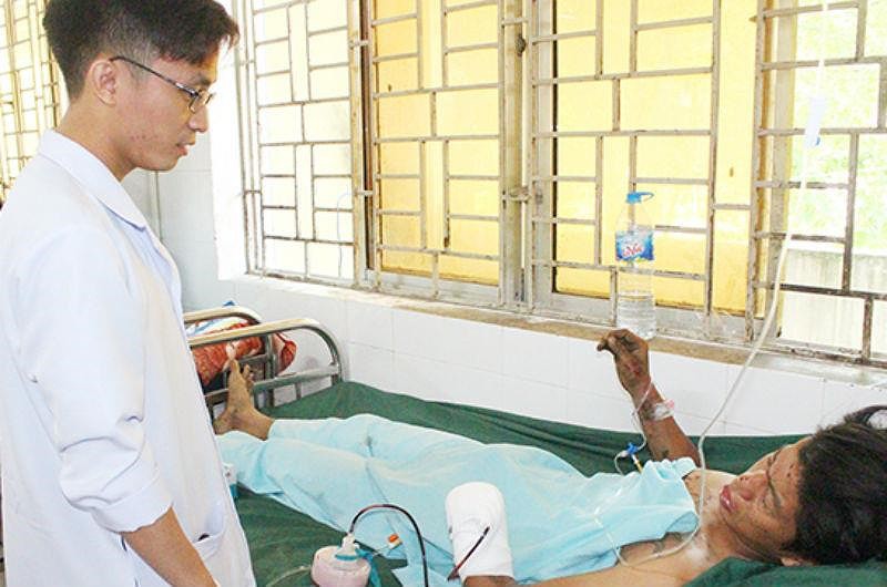 D&ugrave;ng điện thoại trong l&uacute;c sạc pin: Thai phụ tử vong tại chỗ, nam thanh ni&ecirc;n mất cả b&agrave;n tay