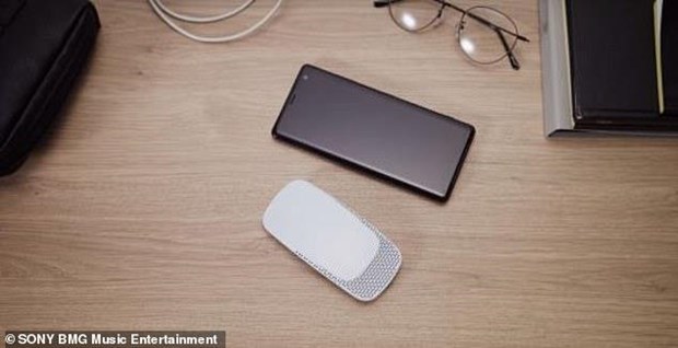 Sony ra mắt m&aacute;y điều h&ograve;a mini gắn sau lưng &aacute;o gi&aacute; chỉ khoảng 3 triệu đồng