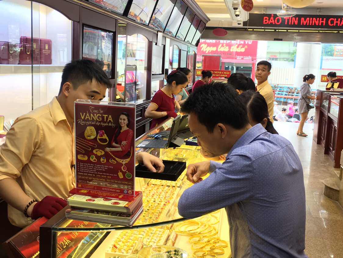 Gi&aacute; v&agrave;ng h&ocirc;m nay ng&agrave;y 22/8: &lsquo;&Aacute;n binh bất động&rsquo; chờ th&ocirc;ng điệp từ FED
