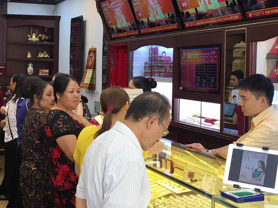 Gi&aacute; v&agrave;ng h&ocirc;m nay ng&agrave;y 28/8: Trượt khỏi mức đỉnh 6 năm do &aacute;p lực chốt lời tăng vọt