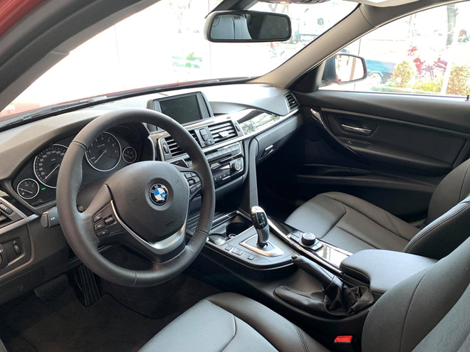 BMW bản 320i đang được giảm gi&aacute; gần 300 triệu c&oacute; g&igrave; hấp dẫn?