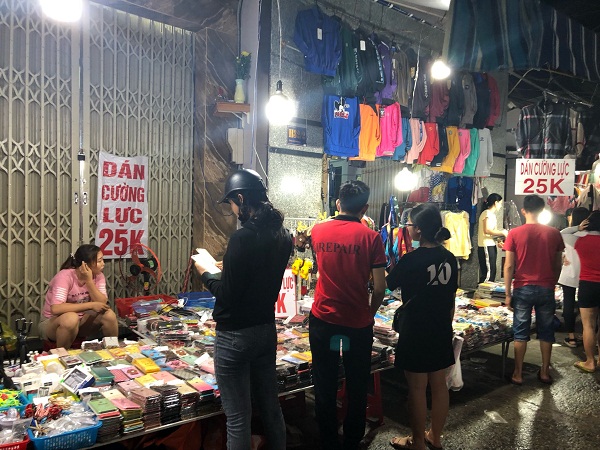 Cảnh nhếch nh&aacute;c ở chợ đ&ecirc;m L&ecirc; Duẩn
