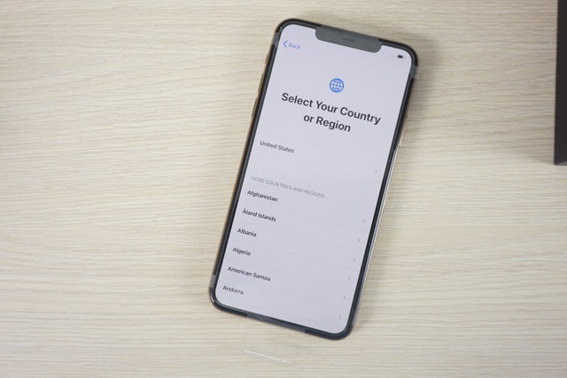 iPhone 11 Pro Max đầu ti&ecirc;n về Việt Nam c&oacute; g&igrave; đặc biệt?