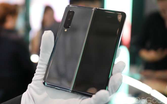 Xuất hiện tại Việt Nam với gi&aacute; 99 triệu đồng, Galaxy Fold c&oacute; g&igrave; đặc biệt?