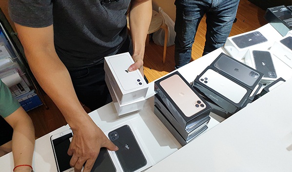 Chỉ sau 1 ng&agrave;y mở b&aacute;n, iPhone 11 x&aacute;ch tay giảm gi&aacute; mạnh