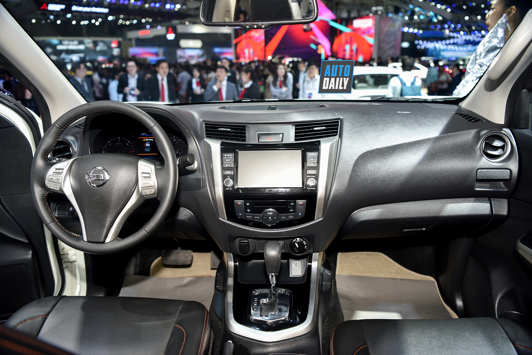 Vừa ra mắt đ&atilde; &lsquo;g&acirc;y b&atilde;o&rsquo;, Nissan Navara c&oacute; g&igrave; đặc biệt?