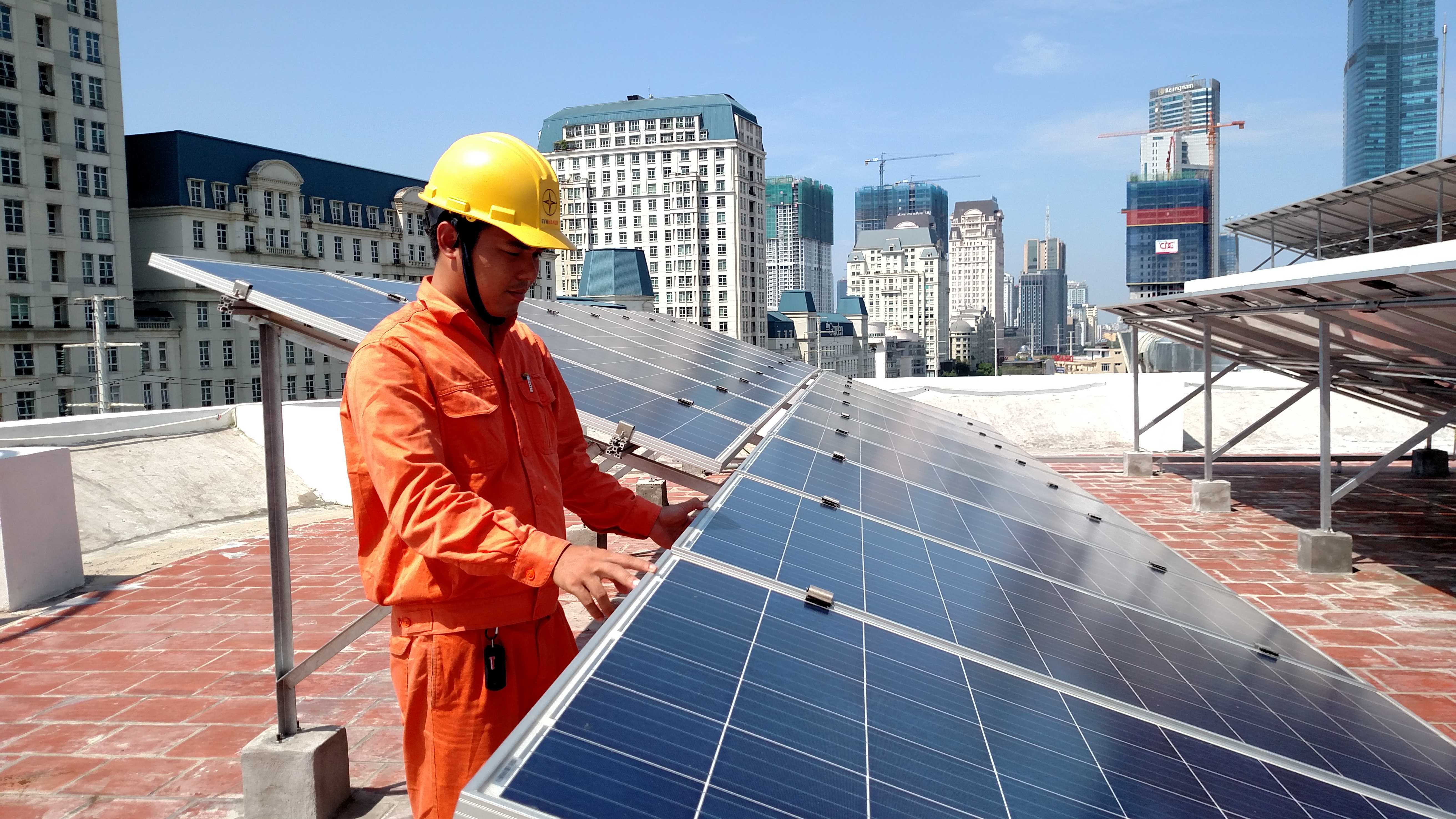 EVN HANOI đẩy mạnh ph&aacute;t triển điện mặt trời &aacute;p m&aacute;i