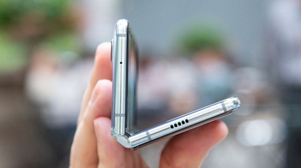 Galaxy Fold vừa ra mắt thị trường Việt gi&aacute; 50 triệu c&oacute; g&igrave; hấp dẫn?