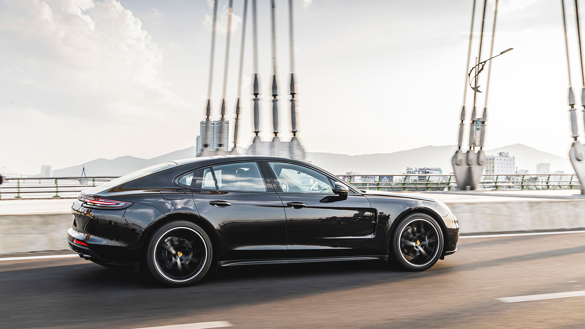 &lsquo;Cận cảnh&rsquo; Porsche Panamera 4 Sport Turismo về Việt Nam gi&aacute; hơn 5 tỷ