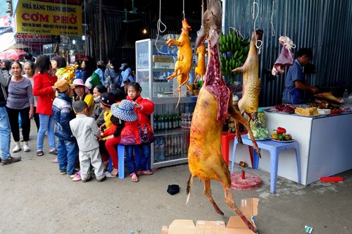 H&igrave;nh ảnh treo thịt th&uacute; rừng phản cảm như thế n&agrave;y sẽ bị cấm trong Lễ hội ch&ugrave;a Hương năm 2015