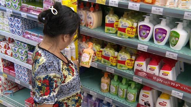 Hiện thị trường Việt Nam vẫn b&aacute;n rất nhiều nước rửa tay c&oacute; chứa chất cấm Triclosan