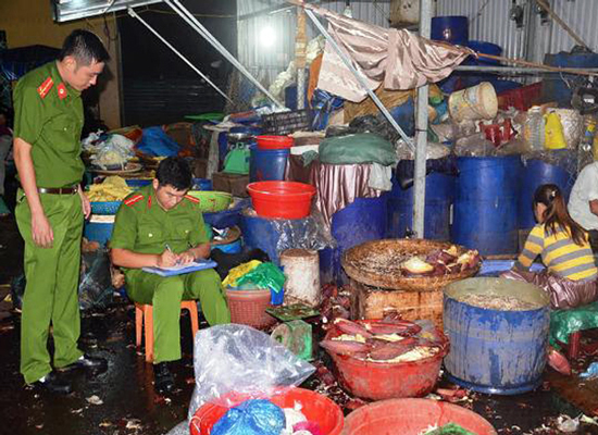 Lực lượng chức năng kiểm tra cơ sở ng&acirc;m tẩm bắp chuối bằng chất tẩy trắng