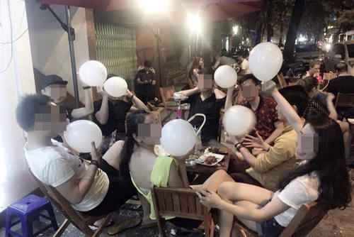 Bóng cười đang thu hút nhiều bạn trẻ ở Hà Nội