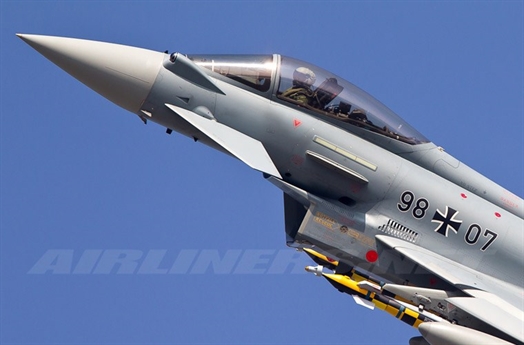 Ti&ecirc;m k&iacute;ch Typhoon được trang bị hệ thống điện tử h&agrave;ng kh&ocirc;ng hiện đại.  