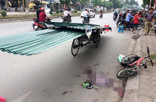 Hiểm họa từ chướng ngại vật tr&ecirc;n đường nguy hiểm cho người giao th&ocirc;ng 