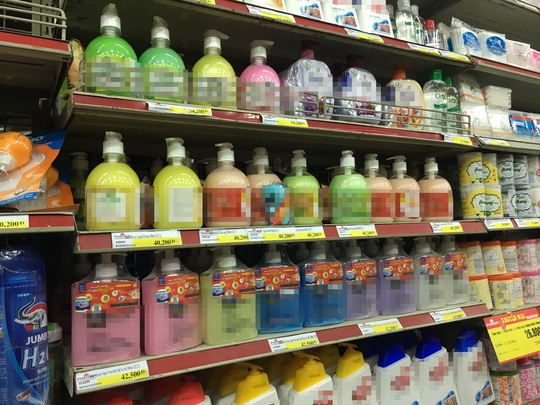  Nhiều sản phẩm nước rửa tay c&oacute; chứa triclosan vẫn được b&aacute;n ở Việt Nam
