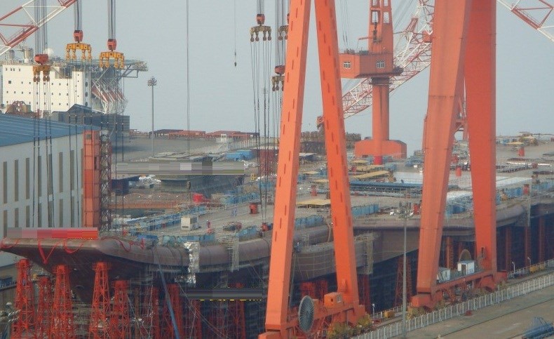 H&igrave;nh ảnh về t&agrave;u s&acirc;n bay của Trung Quốc đang được ho&agrave;n tất.