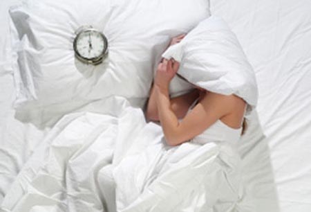 Ngủ tr&ugrave;m k&iacute;n mặt sẽ g&acirc;y ra hiện tượng kh&oacute; thở.