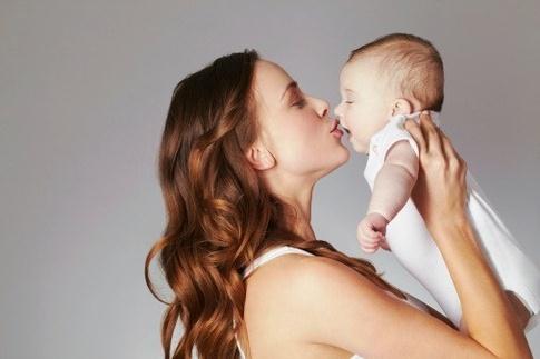 Để tr&aacute;nh bệnh l&acirc;y nhiễm cho trẻ cha mẹ cần từ bỏ th&oacute;i quen h&ocirc;n trẻ