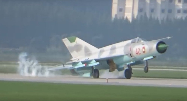 M&aacute;y bay chiến đấu MiG-21 gặp sự cố trong khi tr&igrave;nh diễn tại buổi triển l&atilde;m đầu ti&ecirc;n