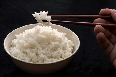 H&acirc;m n&oacute;ng cơm l&agrave; th&oacute;i quen hay gặp nhất của c&aacute;c b&agrave; nội chợ. 