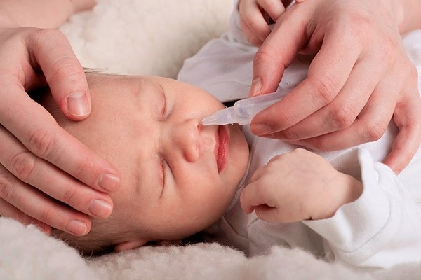 Lạm dụng nước muối sinh l&yacute; nhỏ mũi, mắt cho trẻ h&agrave;ng ng&agrave;y l&agrave; sai lầm tai hại.