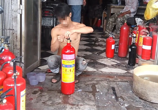 T&igrave;nh trạng tự &yacute; sang chiết ga từ b&igrave;nh cứu hỏa nguy hiểm kh&ocirc;n lường. 