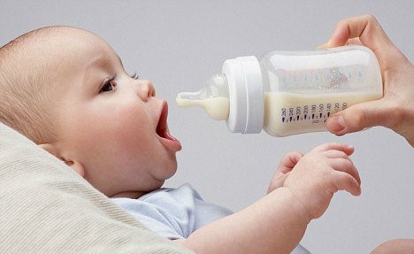 Bộ Y tế nhấn mạnh: ''Ch&uacute;ng ta kh&ocirc;ng n&ecirc;n nhầm tưởng sữa thay thế sữa mẹ l&agrave; tốt hơn sữa mẹ. Bởi bản chất của sữa thay thế sữa mẹ l&agrave; sản phẩm c&ocirc;ng nghiệp được chế tạo từ sữa của con b&ograve; c&ugrave;ng với c&aacute;c ho&aacute; chất kh&aacute;c''. 