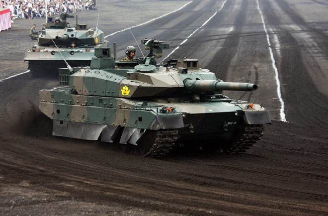 Type-10 sử dụng ph&aacute;o ch&iacute;nh n&ograve;ng trơn Rheinmetall  L44 120 mm sản xuất theo giấy ph&eacute;p từ Đức