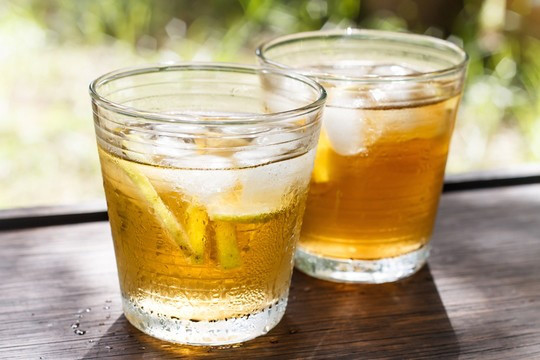 Tr&aacute; đ&aacute; l&agrave; thức uống rẻ, tiện nhưng lại hại v&ocirc; c&ugrave;ng nếu uống sai c&aacute;ch. 
