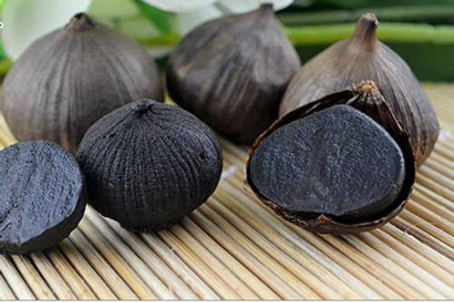 Tỏi đen đang được gắn m&aacute;c L&yacute; Sơn b&agrave;y b&aacute;n rất nhiều khiến người mua kh&oacute; ph&acirc;n biệt thật giả. 