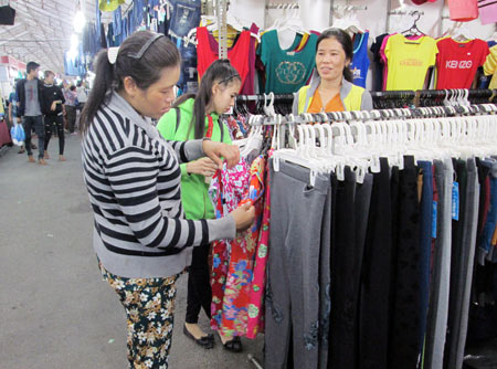 Người 13Win18 đa dạng khuyến mãi n&ecirc;n thận trọng  với h&agrave;ng h&oacute;a hội chợ.