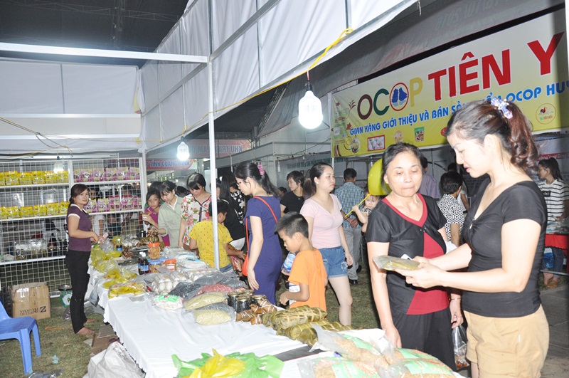 H&igrave;nh ảnh người d&acirc;n mua sắm tại hội chợ tại Quảng Ninh. 