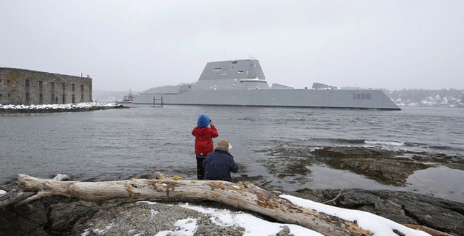 T&agrave;u khu trục USS Zumwalt  khởi đ&oacute;ng v&agrave;o ng&agrave;y 17/11/2011.