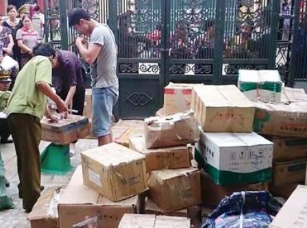 Lực lượng chức năng tiến h&agrave;nh thu giữ thuốc k&eacute;m chất lượng tại Thanh H&oacute;a.
