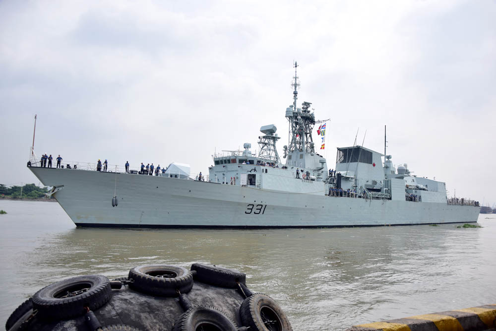 T&agrave;u hộ vệ HMCS Vancourver l&agrave; một trong c&aacute;c t&agrave;u chiến chủ lực của Hải qu&acirc;n Canada .