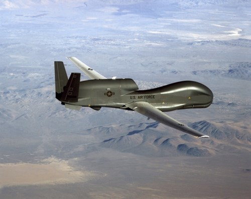  M&aacute;y bay RQ-4 Global Hawk c&oacute; thể bay v&ograve;ng quanh một khu vực rộng lớn l&ecirc;n tới 100.000 km. 