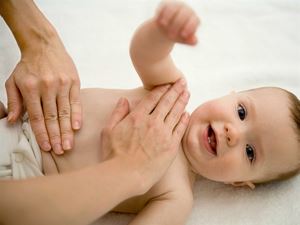 Dầu &ocirc; liu rất tốt nhưng h&atilde;y cẩn thận khi d&ugrave;ng l&agrave;m m&aacute;t xa cho trẻ. 